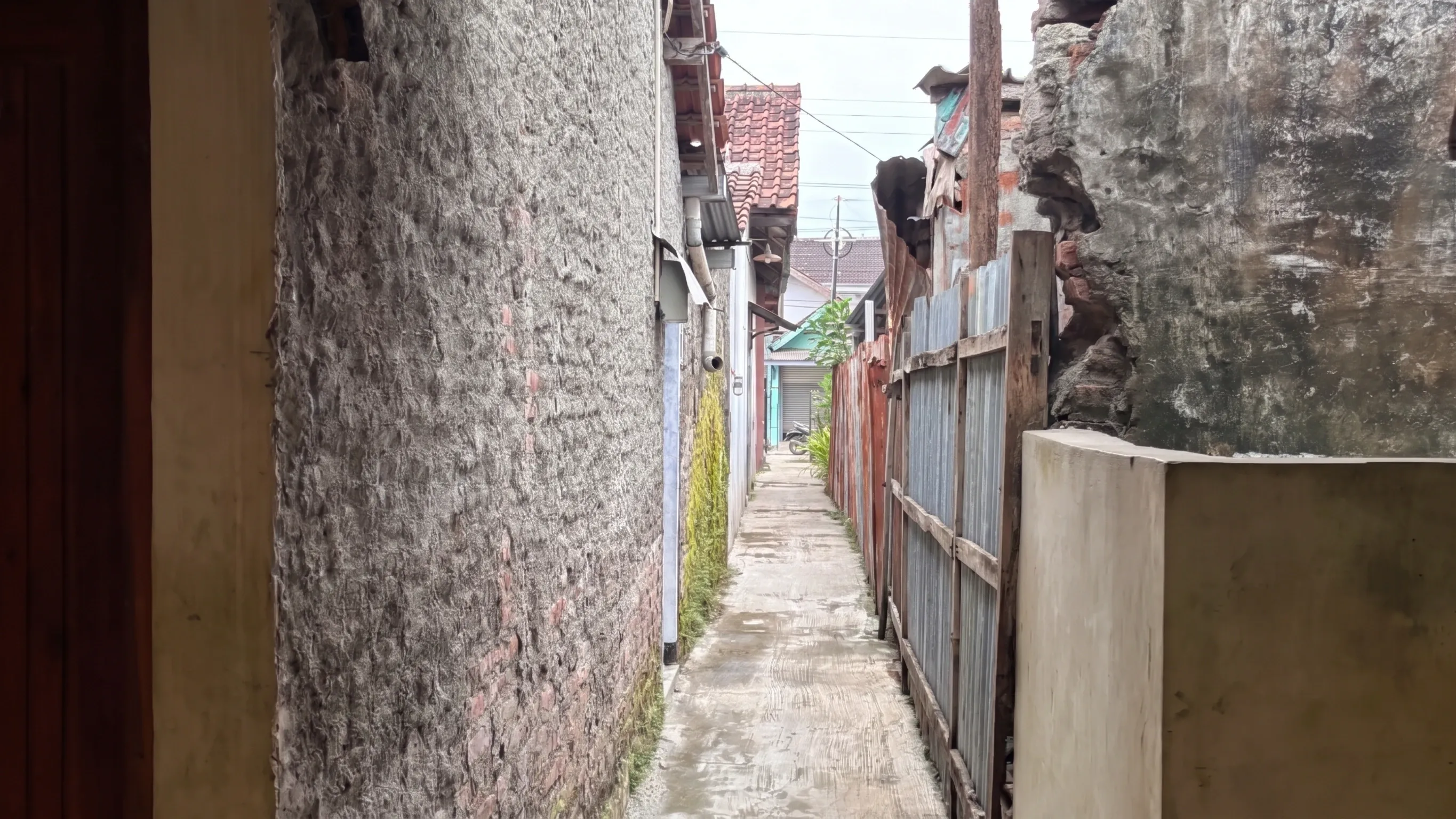 Gang Masuk di samping rumah Ibu Ami menuju kos